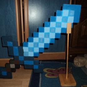 Tāpēc izdomāju uztaisīt Minecraft zobenu, bet jautājums bija- kādu zobenu?