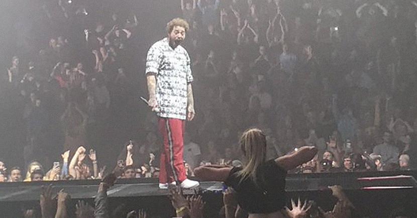 Post Malone reakcija uz sievietes kailajām krūtīm kļuvusi par interneta joku
