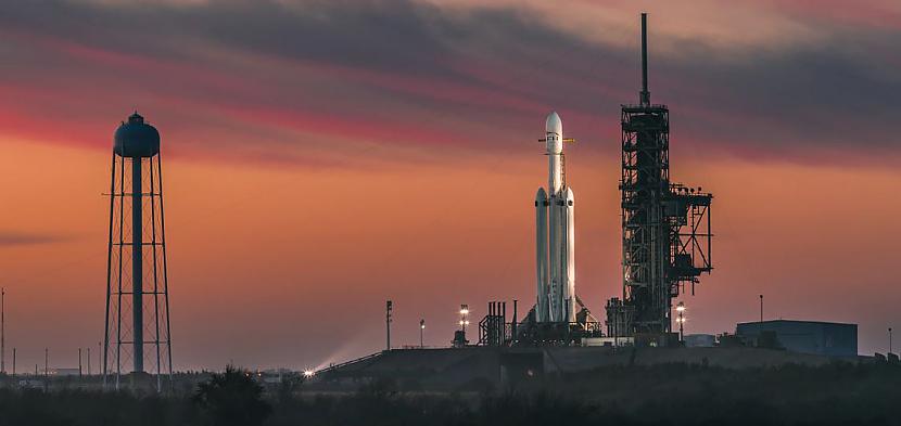 «SpaceX» trešdien plāno veikt pirmo pilotējamo lidojumu kosmosā
