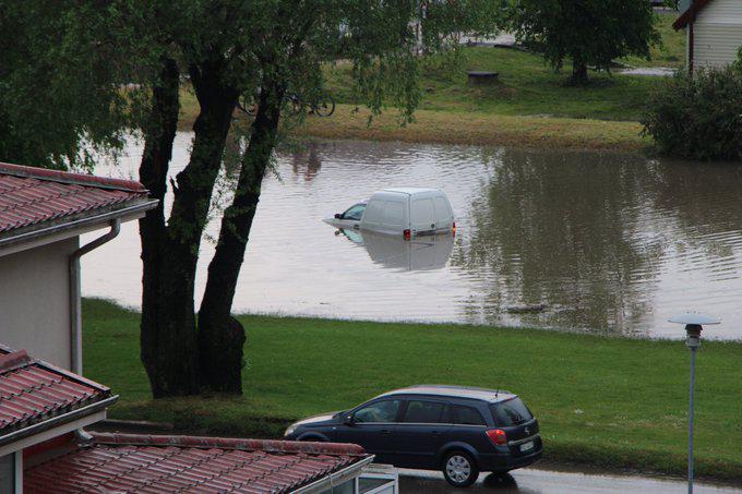 Saldū lietavu ūdeņi noslīcinājuši auto