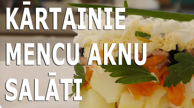 Kārtainie mencu aknu salāti ar žāvētam plūmēm.