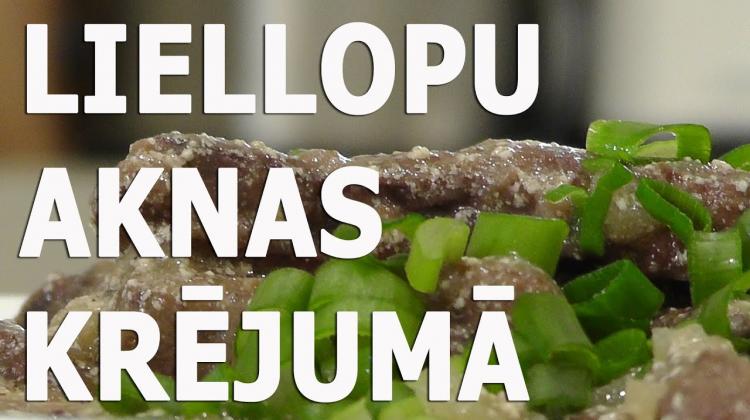 Liellopu aknas skābā krējumā.