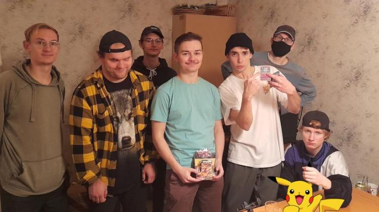 Video: Mēs atvērām veselu kasti ar pokemonu kārtīm