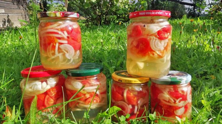 Recepte: Tomāti ar sīpoliem želejā
