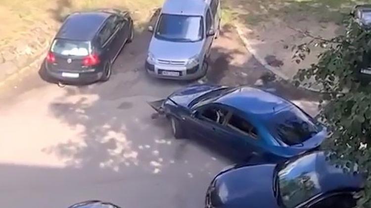 Sieviete Iļģuciemā ar blīkšķi sasit vairākus auto