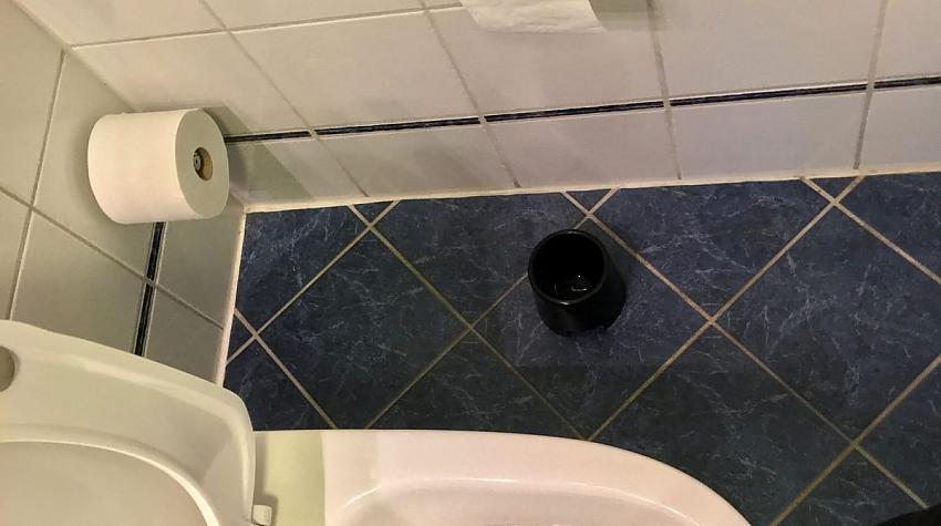 Saimniece uzvārīja etiķi un ielēja šķidrumu aizsērējušā tualetes podā