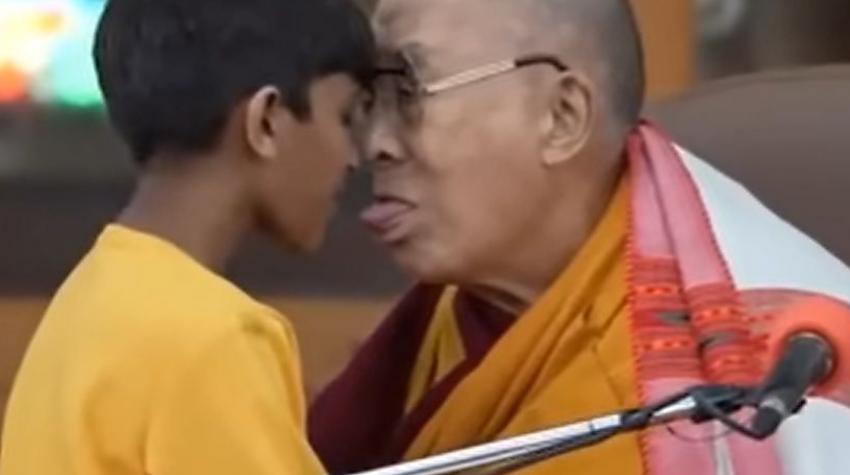 VIDEO ⟩ Dalailama atvainojies, ka lūdzis mazam zēnam «sūkāt viņa mēli»