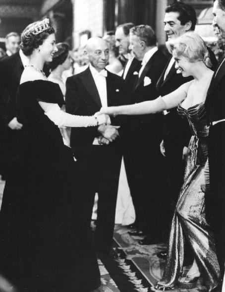 Marilyn Monroe meets Queen... Autors: dzeimsons Slavenību Gigapaka