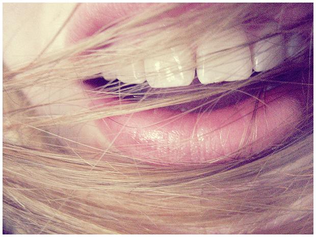 Blond grudge Autors: Emogay Show me your teeth