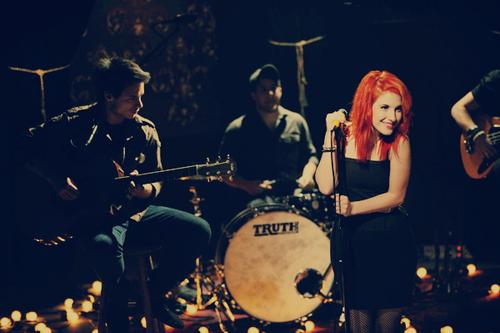  Autors: aucīis Paramore