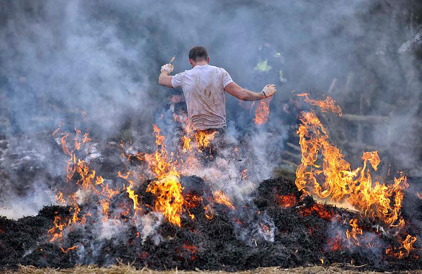 Dalībnieks pieveic uguns... Autors: epg Dzelzsvīri Anglijā