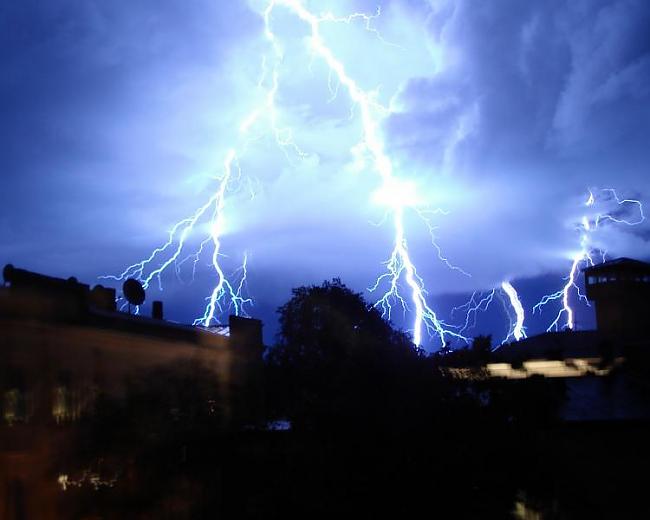 Zibens spēriena  1 pret... Autors: Fosilija Iespējas ka tu nomirsi...