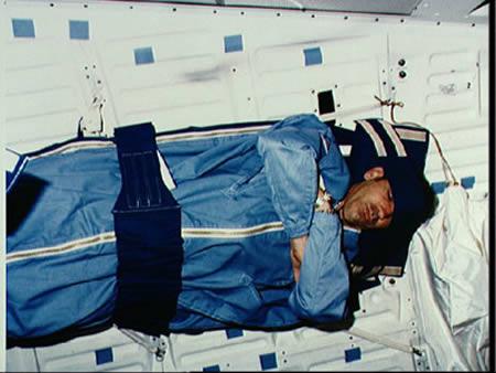 Ir zināms ka tie astronauti... Autors: Spocenite Dzīvošana kosmosā.
