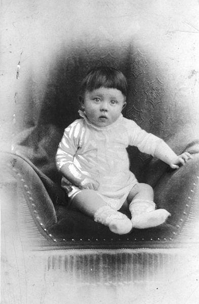 Bērnības dienas  1889  1908 ... Autors: MiniMe "Zvēra dzimšana" jeb Hitlera biogrāfija