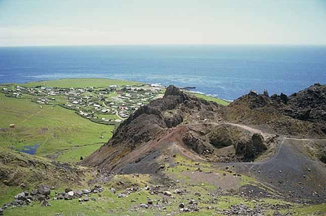 1 Tristan da Cunha  Atlantijas... Autors: BeautifulChaos 10 pasaules attalākie cilvēku apdzīvotie nostūri