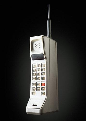 1983     Motorola DynaTAC... Autors: somethinglikemelody Mobīlo telefonu dizaina  evolūcija  1983 - 2009  +apraksti