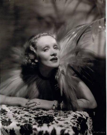  Autors: Honeybear Marlene Dietrich.