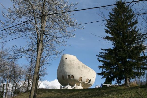 Weird House in Alps Autors: eshan Jocīgas mājas