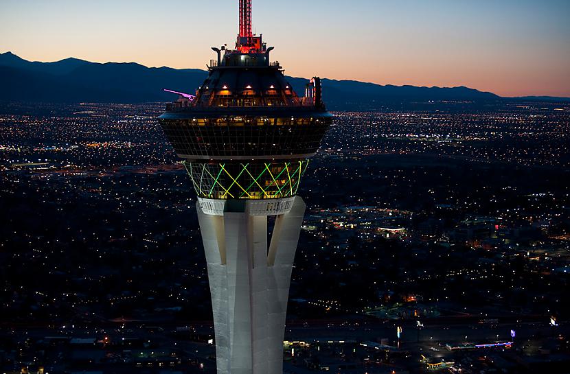 The Stratosphere Las Vegas The... Autors: Samaara NYC and Las Vegas from above, at night.