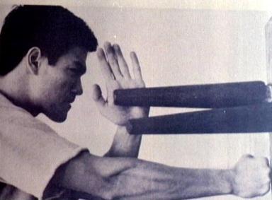 uz koka butaforijas izdarija... Autors: nonie #7 Bruce Lee -fiziskie treniņi