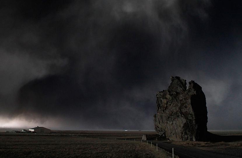 A dark ash cloud looms over... Autors: ixtys Islandes Eyjafjallajokull volcano