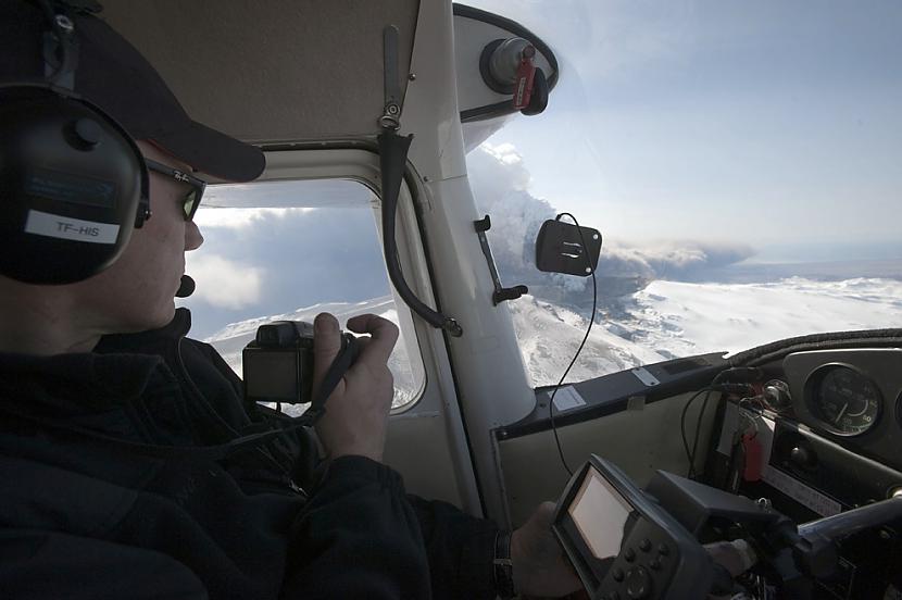 A pilot takes pictures of the... Autors: ixtys Islandes Eyjafjallajokull volcano