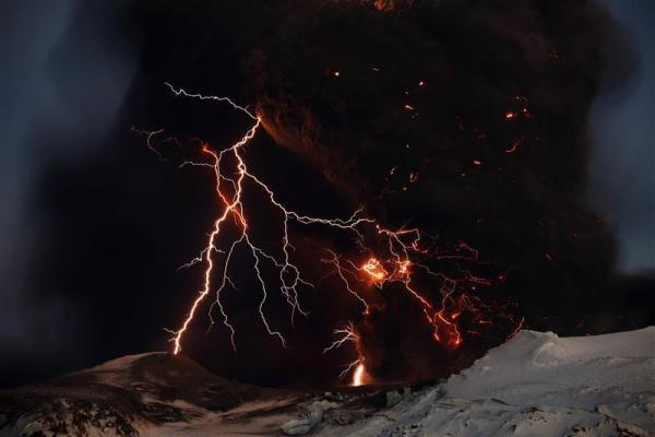 Zibens bultas virs vulkāna... Autors: EsTepat Reuters