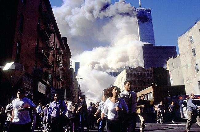 2001 gads Ņujorkas Dvīņu torņi... Autors: Durbes Galerts Fotogrāfijas, kuras iegājušas vēsturē.