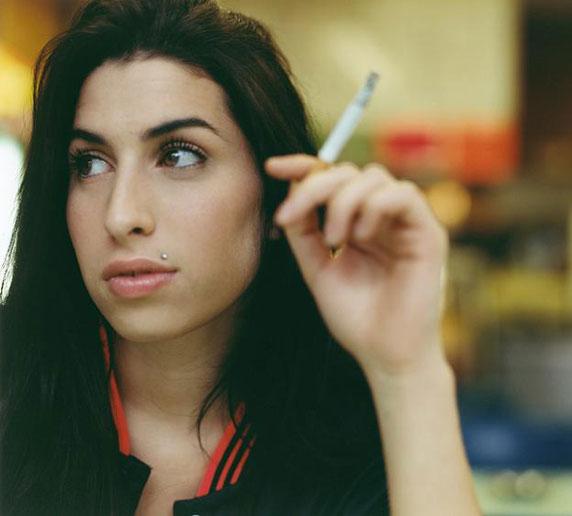 Amy Winehouse Autors: Alekssa smēķējošās slavenības