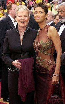 Halle Berry and Judith Autors: mjaau Slavenības un viņu mammas!