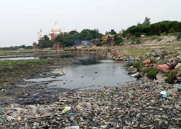 Yamuna ir lielākā Gangas... Autors: augsina Tik neizdomā līst iekšā!