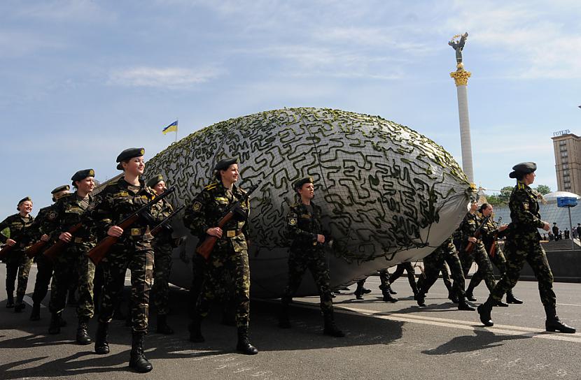 Ukrainian soldiers march with... Autors: mehmeh Vieglāks par gaisu