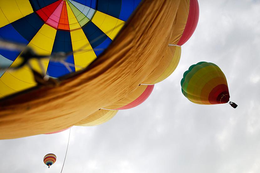 Hot air balloons float in the... Autors: mehmeh Vieglāks par gaisu