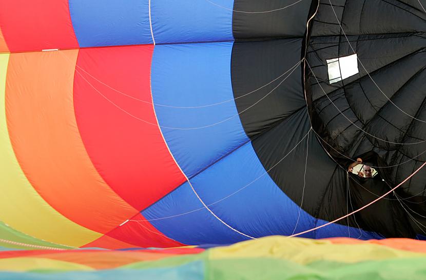 People look into a hot air... Autors: mehmeh Vieglāks par gaisu