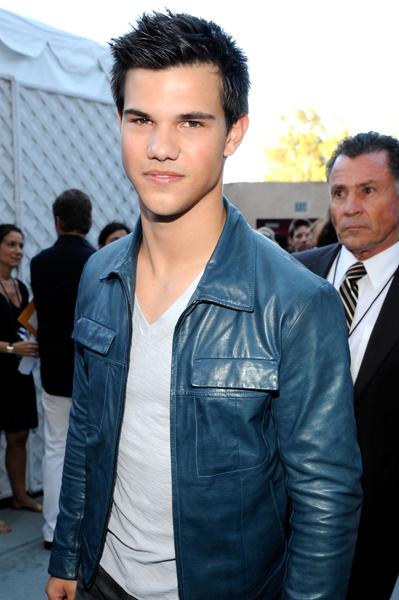 Taylor Lautner Autors: mjaau 2010 Movie Awards - aizkulises!