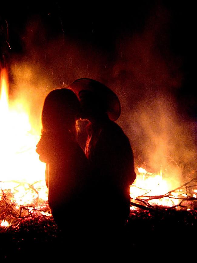 Love is a fire that reigns in... Autors: DuoMzh Love is...