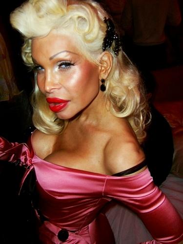  Autors: supergove Amanda Lepore