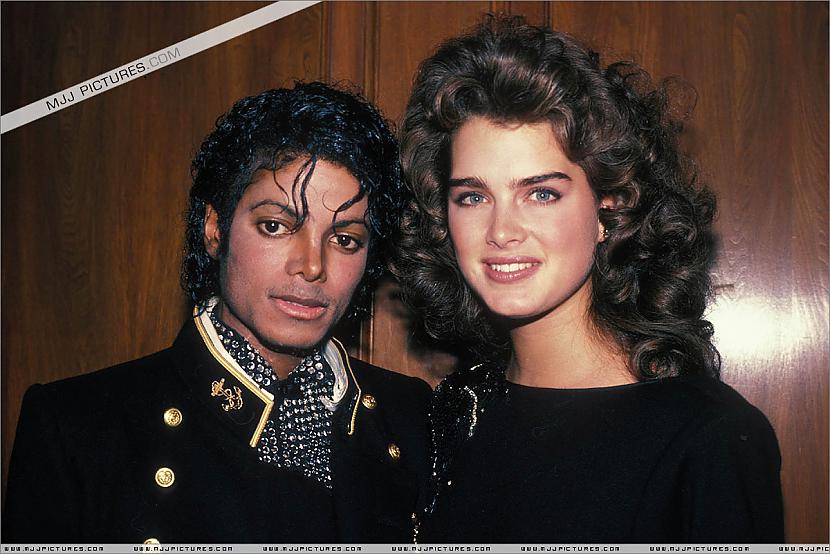 Michael with Brooke Shields ... Autors: kik122 Maikls Džeksons uz skatuves un vēl citas bildītes..