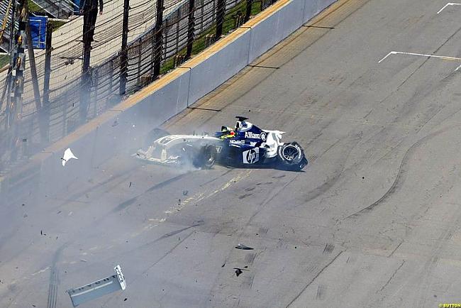 un ietriecās betona barjerā ar... Autors: AndOne F1 traģēdijas. I daļa.