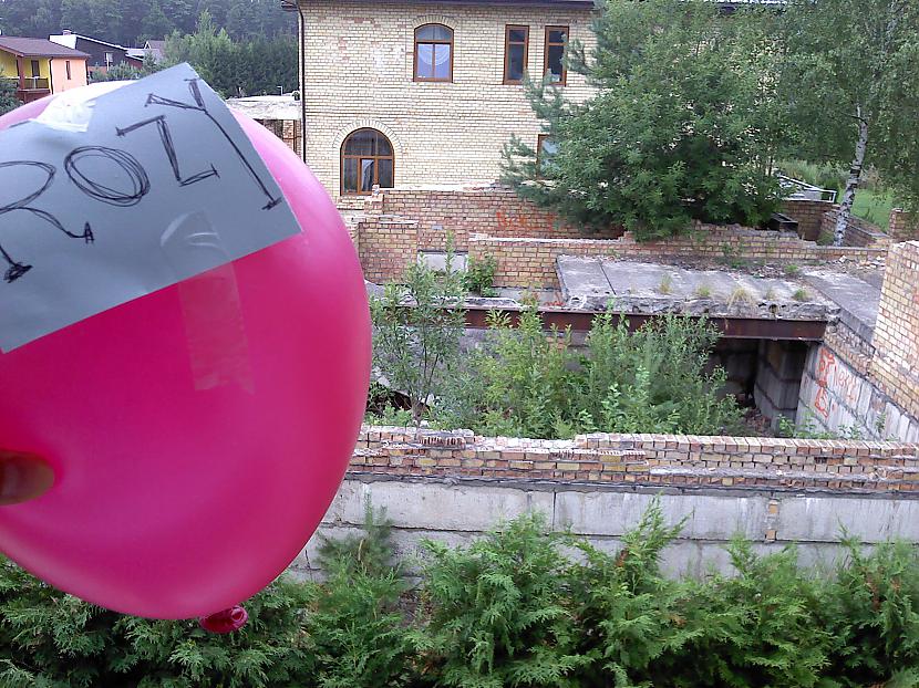  Autors: Fosilija Rozā balons un fonā pamesta māja
