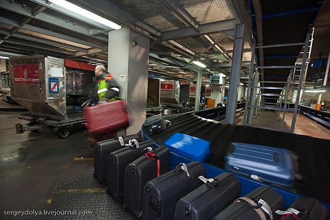 Melnie koferi ir apkalpes... Autors: spoof Kur paliek tava bagāža lidostā