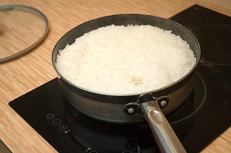 Rīsus no pannas ņemam ārā un... Autors: Mink Kā pagatavot sušī?