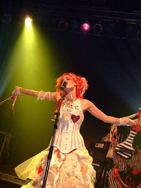  Autors: amechi Emilie Autumn