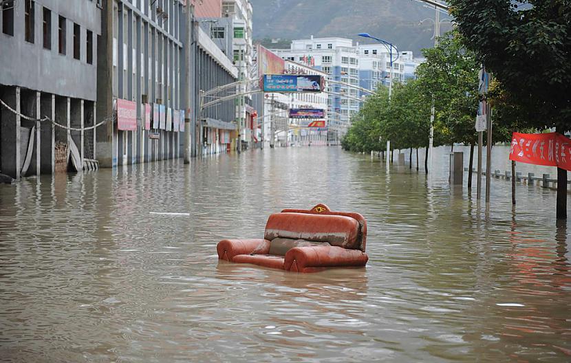 viena no pilsētas aplūdušanjām... Autors: bizonis1 Plūdu likvidēšana - Ķīnā