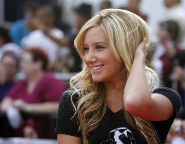 Ashley Tisdale 4360226 fans Autors: Nickey Salvenību Facebook fani.