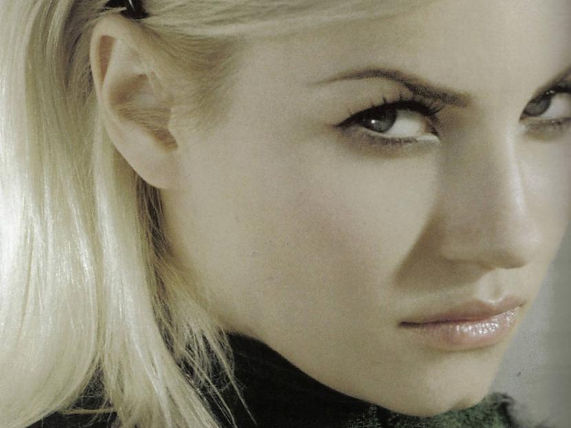  Autors: MEGRUBI Elisha Cuthbert