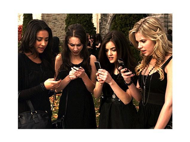 Meitenes saņem kārtējo SMS no... Autors: belll Pretty little liars