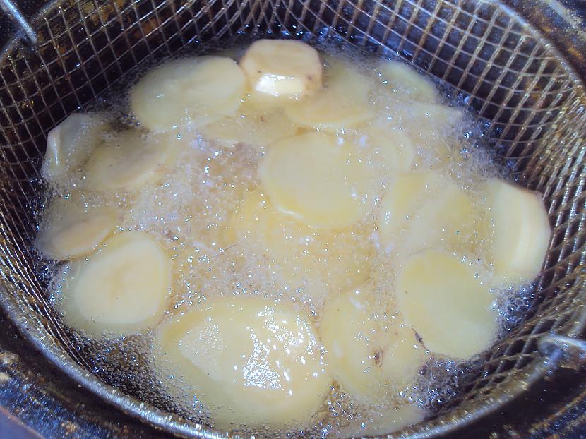 3Sagrieztos kartupeļus liekam... Autors: Zenta No Ugunsgrēka Kā pašam pagatavot čipsus