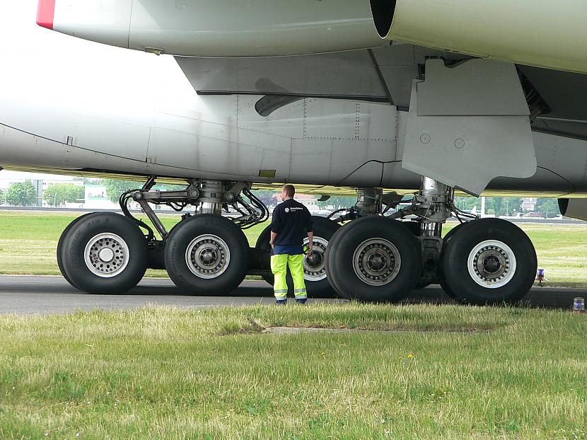 Lūk cik liels ir A380 Autors: godie 5 lielākās lidmašīnas pasaulē.