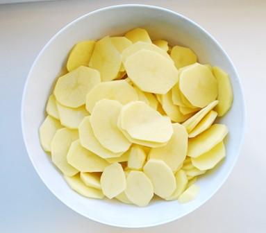 1 kartupeļus notīram sagriežam... Autors: BeautifulChaos Kartupeļu sacepums